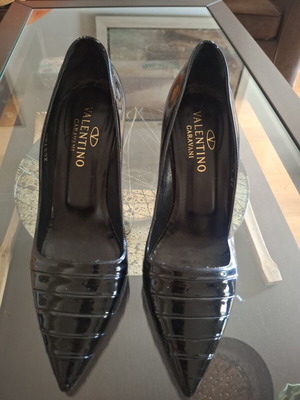 Valentino Garavani pumps size 39, black