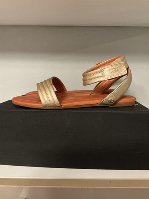 Σανδάλια Ugg σε αρχαιοελληνικό στυλ νούμερο 37 σαν καινούργια χρυσαφί
