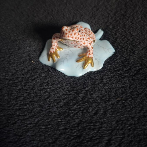 Herend Hungary Porcelain Frog on Lily Pad Set in Vieux Fish Scale Design