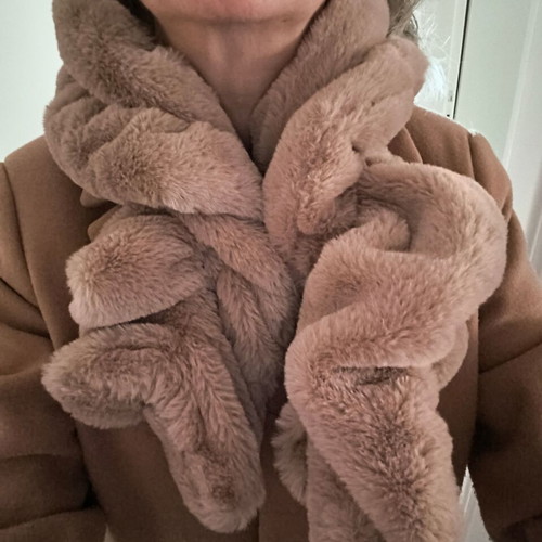 Fur scarf like new in camel color