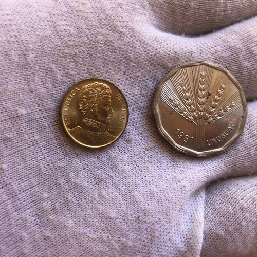 Set of 2 Pesos coins Chile 1990 and Uruguay 1981 like new