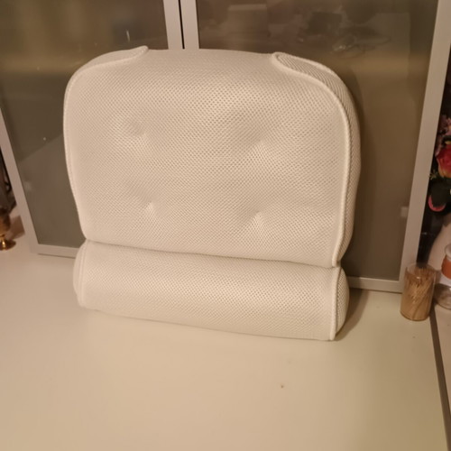 Travel pillow with 4 suction cups like new