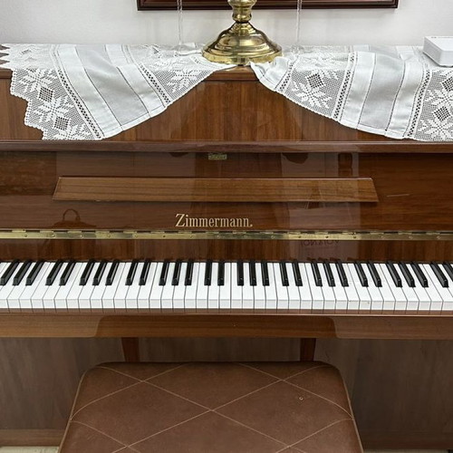 Zimmerman classic piano used with storage bench