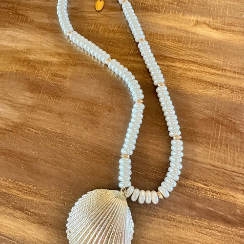 Pearl necklace with large gold shell like new