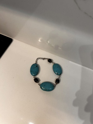 Summer bracelet with blue stones and black beads