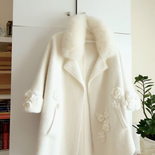 Knitted outerwear new with handmade flowers and removable fur collar