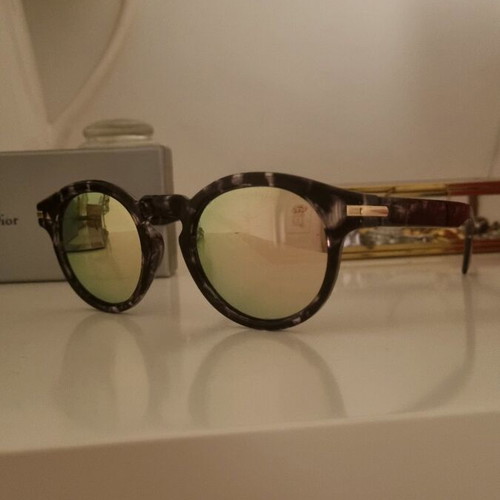 Sunglasses used with mirror lenses and black-white tortoiseshell frame