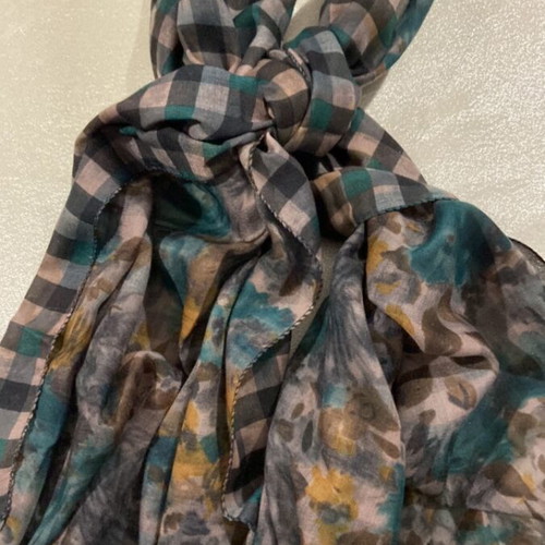 3 women's scarves