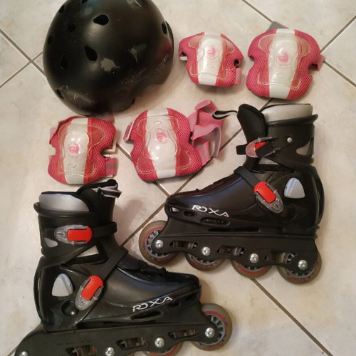 Children's rollerblades used, adjustable size 32-36 with protective gear and helmet