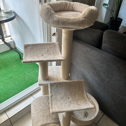 Cat tree with scratching posts