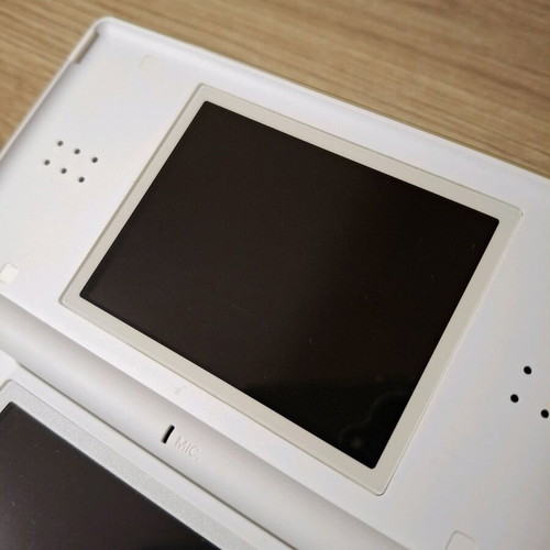 Nintendo DS Lite White like new with charger and carrying case