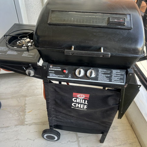 Grill Chef by Landmann gas grill like new with 3 main burners and side burner