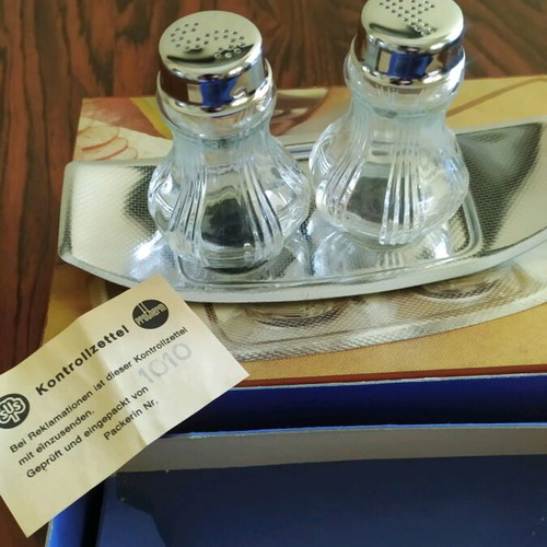 Salt and pepper set new, stainless steel with magnetic base