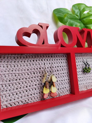 Earring frame like new, knitted, red