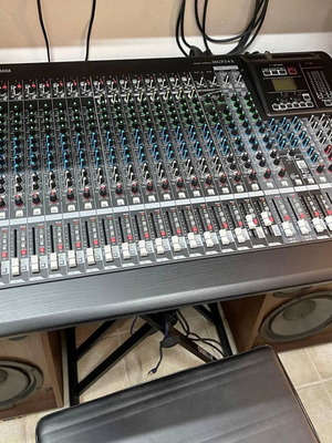Yamaha MGP24X Mixing Console like new, 24 channels with effects