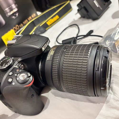 Nikon D3300 DSLR with AF-S DX NIKKOR 18-105mm VR lens like new