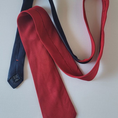 Tommy Hilfiger Tailored Red Textured Silk Tie like new, 155 cm