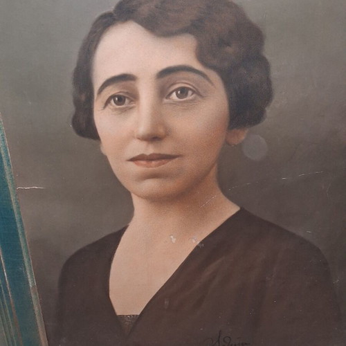 Photographic portrait of a lady 1933 with original vintage frame used