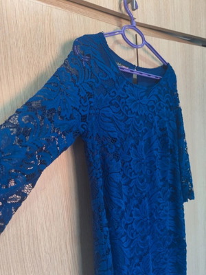 Batida knee-length dress used, blue lace sleeves, size M