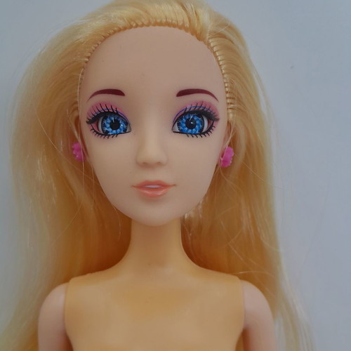 Doll used in very good condition for makeover or OOAK