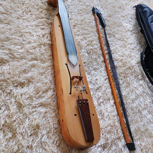 Pontian lyra handmade, like new with bow and rosin