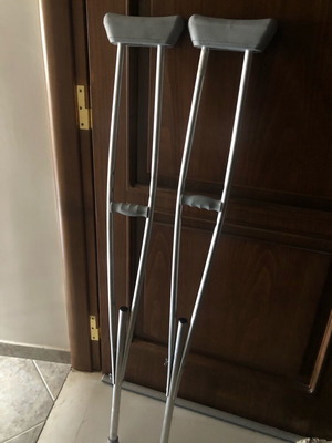 Crutches like new, used a few days
