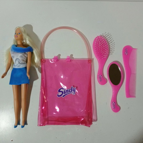 Sindy Hasbro 90's doll with mirror and brush in great condition