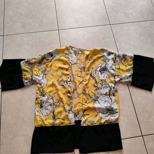 Floral kimono like new, yellow with black details
