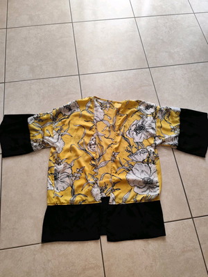 Floral kimono like new, yellow with black details