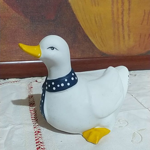 Clay decorative duck figurine