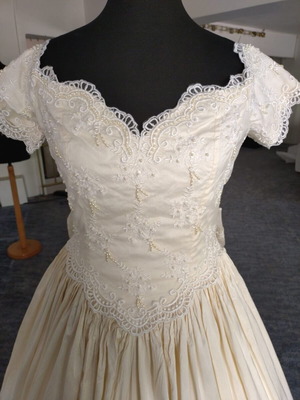Wedding dress champagne like new, size 36