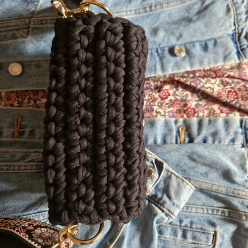 Knitted crossbody bag new, black with gold clasp