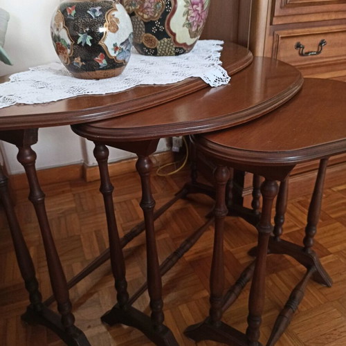 Living room tables 3-piece nesting set like new