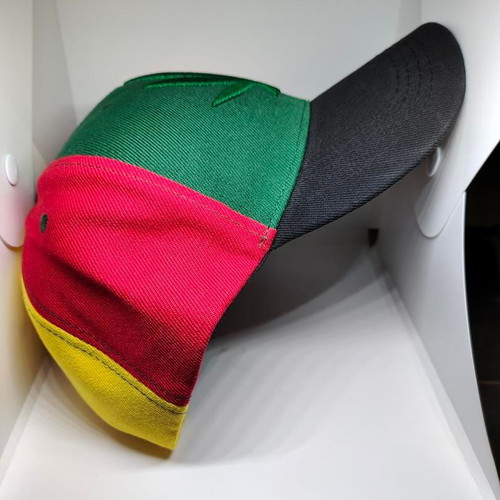 Snapback hat Rasta Reggae with embroidered leaf like new