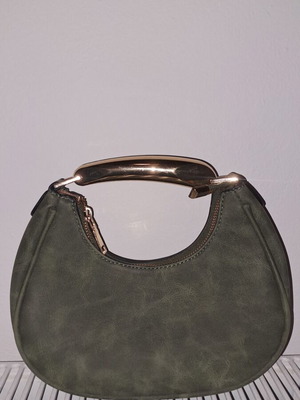 Τσάντα χειρός μικρού μεγέθους σε λαδί χρώμα με χρυσό χερούλι σαν καινούργια