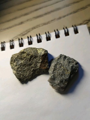 Chalcopyrite set new, golden color