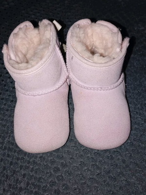 Ugg with fur inside like new