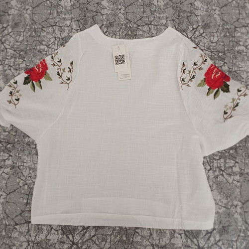 Women's blouse with flowers new, sizes M-L, white