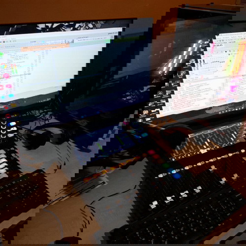 Ραδιοφωνικός ιντερνετικός σταθμός με εξοπλισμό και ιστοσελίδα σε λειτουργία