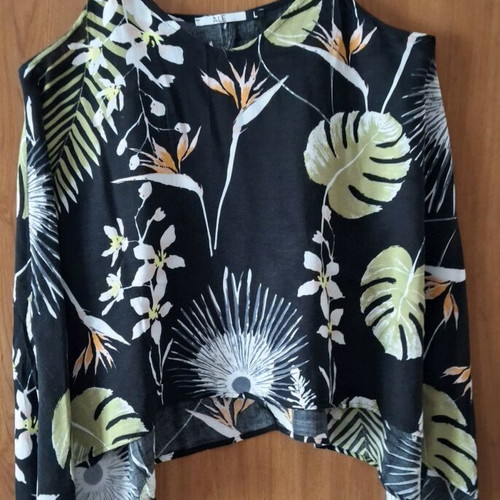 ALE top like new, asymmetric, size L, black with patterns