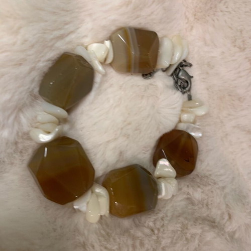 Bracelet with semiprecious stones and mother-of-pearl