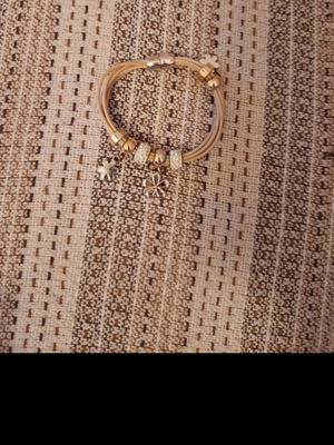 Bracelet with magnetic clasp like new