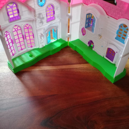 Peppa's Playhouse used, small, opens and closes