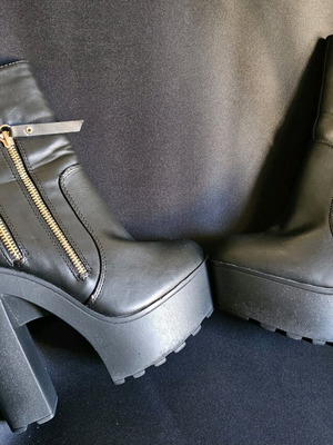Black leather high-heeled ankle boots used with zipper, size 38