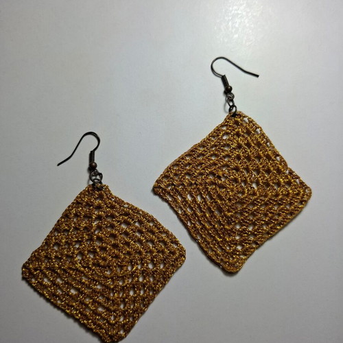 Dangling earrings rhombus with embroidered design like new, gold-colored