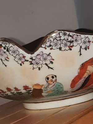 Satsuma bowl hand-painted used, Asian decorative item