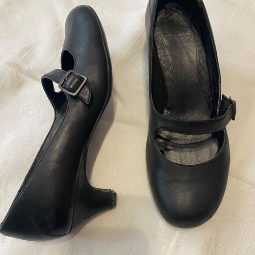 Clarks black pumps used with strap size 37