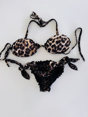 Μαγιό μπικίνι με animal print σαν καινούργιο, πολλαπλοί τρόποι δέσιμου, επενδυμένες cups, βολάν