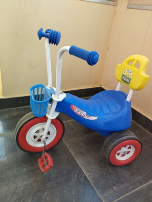 Children's tricycle used with horn for young ages