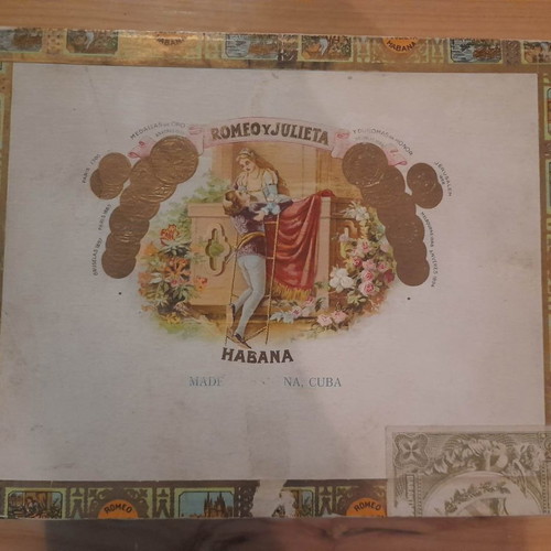 Vintage wooden Romeo y Julieta 25 Cedro Deluxe No.1 cigar box used